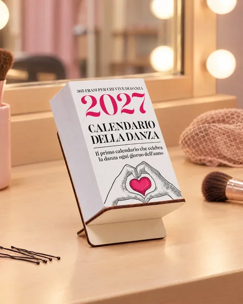 Il calendario in camerino, davanti allo specchio con le luci, accanto ai pennelli da trucco e alle forcine